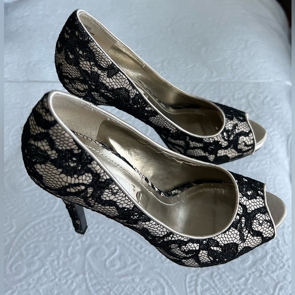 Nine West - lace black and beige heels - Picture 3 of 5